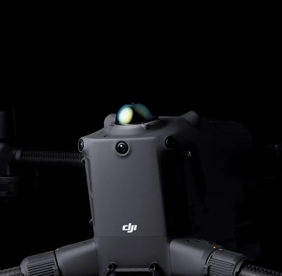 rone DJI Matrice 400 in volo con sensori LiDAR e mmWave visibili sulla scocca