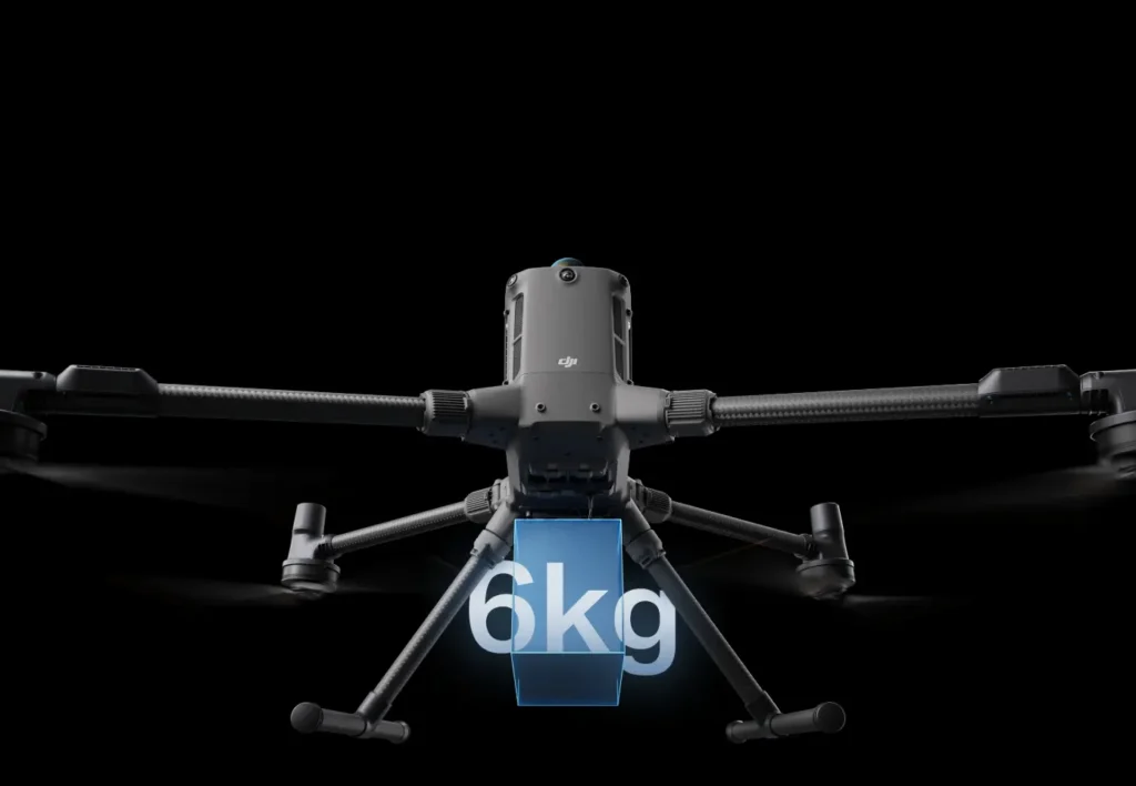 Accessori DJI Matrice 400 disposti su superficie: eliche di ricambio, cavi, attrezzi